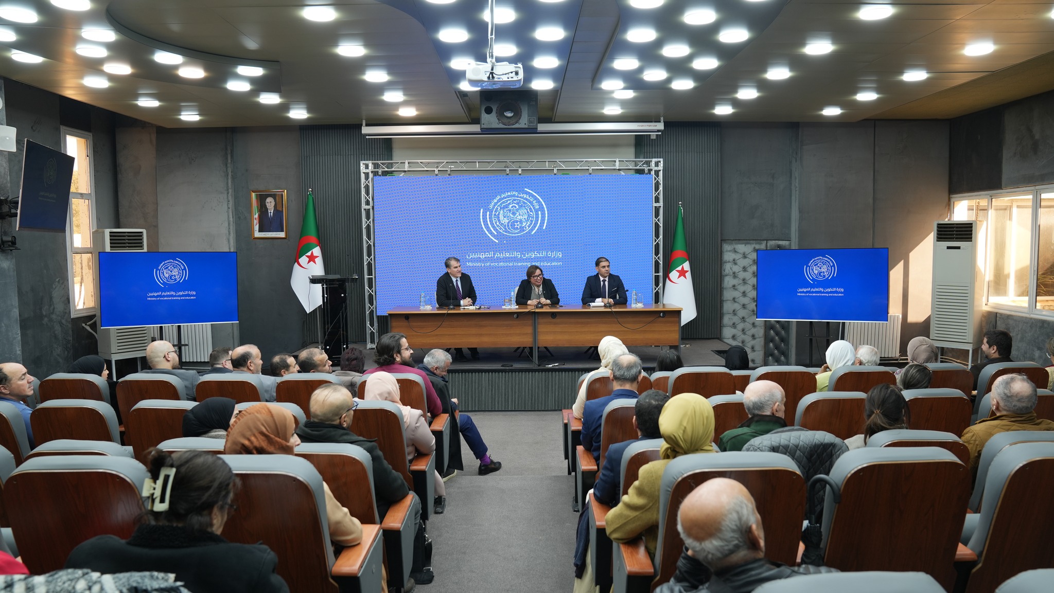 Read more about the article نسيمة أرحاب تترأس لقاءً تنسيقياً مع مسؤولي مدارس التكوين الخاصة